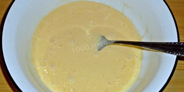 пицца на жидком тесте со свининой, помидорами и перцем