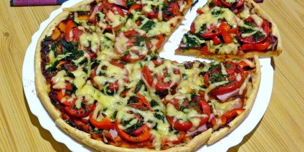 пицца на жидком тесте со свининой, помидорами и перцем