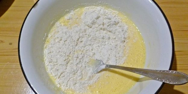 пицца на жидком тесте со свининой, помидорами и перцем