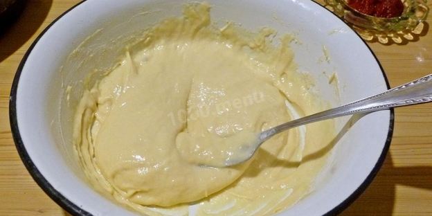 пицца на жидком тесте со свининой, помидорами и перцем