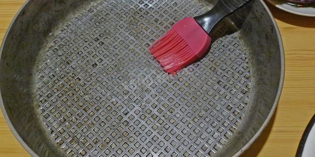 пицца на жидком тесте со свининой, помидорами и перцем