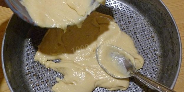 пицца на жидком тесте со свининой, помидорами и перцем