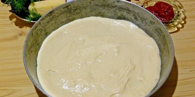 пицца на жидком тесте со свининой, помидорами и перцем