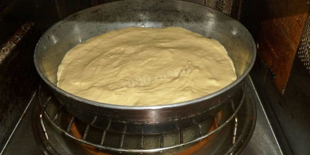 пицца на жидком тесте со свининой, помидорами и перцем