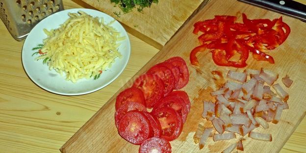 пицца на жидком тесте со свининой, помидорами и перцем