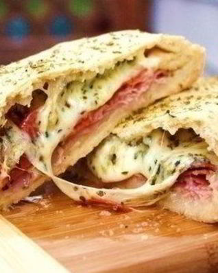 Пицца-рулет Стромболи с салями