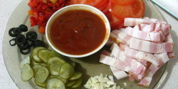 пицца с грудинкой и чесноком