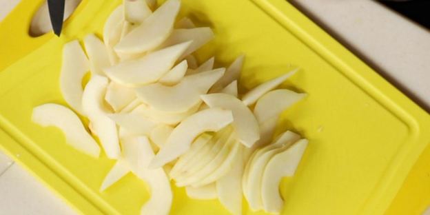 пицца с грушей и сыром горгонзола