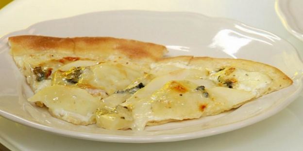 пицца с грушей и сыром горгонзола