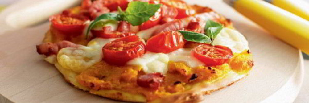 Пицца с китайской тыквой, помидорами и моцареллой