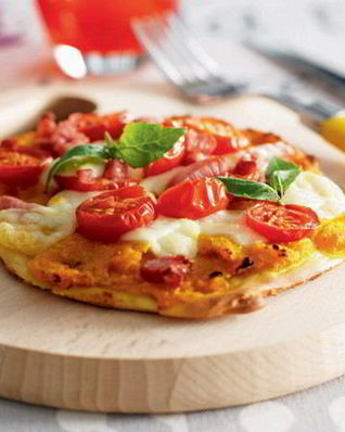 Пицца с китайской тыквой, помидорами и моцареллой