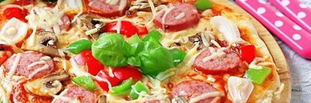 Пицца с колбаской из индейки, грибами и сладким перцем