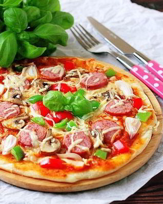 Пицца с колбаской из индейки, грибами и сладким перцем