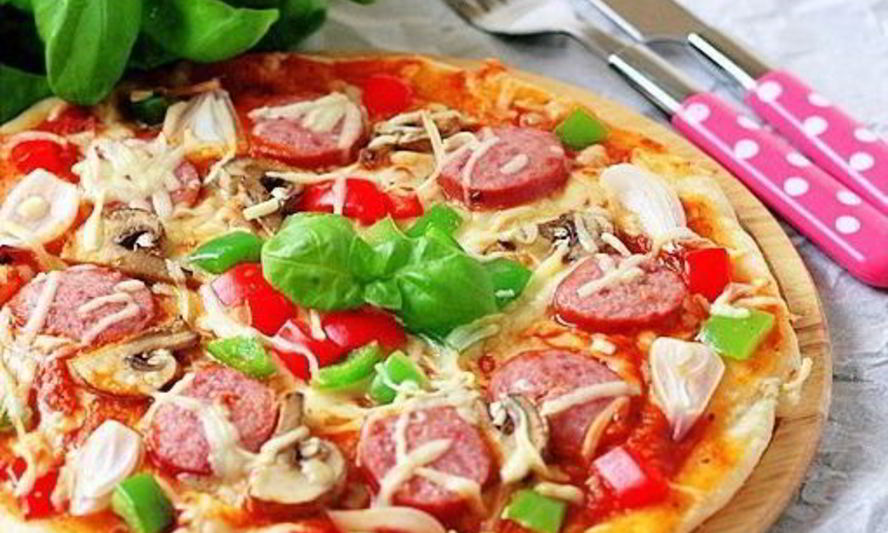 Рецепт пиццы с колбаской из индейки, грибами и сладким перцем