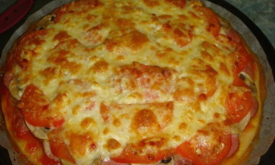 Рецепт пиццы с колбасой грибами и помидорами в духовке
