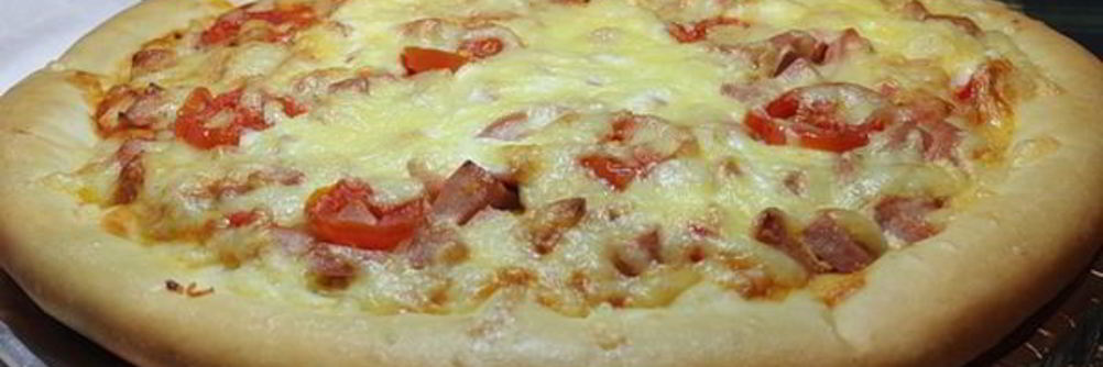 Пицца с колбасой и сыром из дрожжевого теста