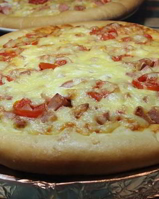 Пицца с колбасой и сыром из дрожжевого теста