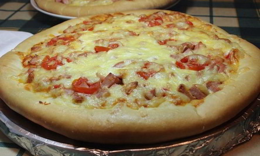 Рецепт пиццы с колбасой и сыром из дрожжевого теста