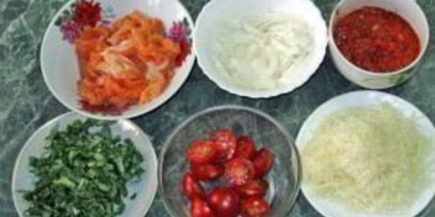 пицца с красной рыбой