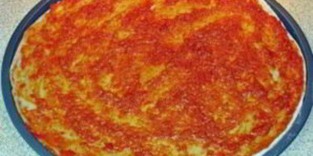 пицца с красной рыбой