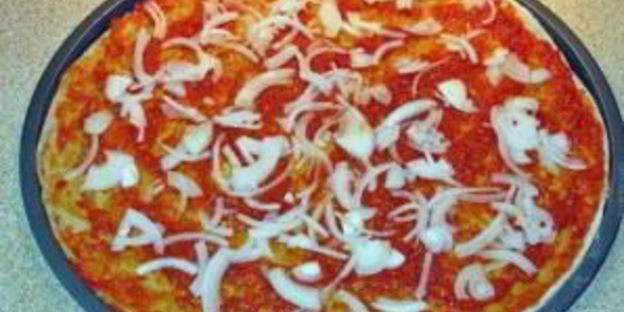 пицца с красной рыбой