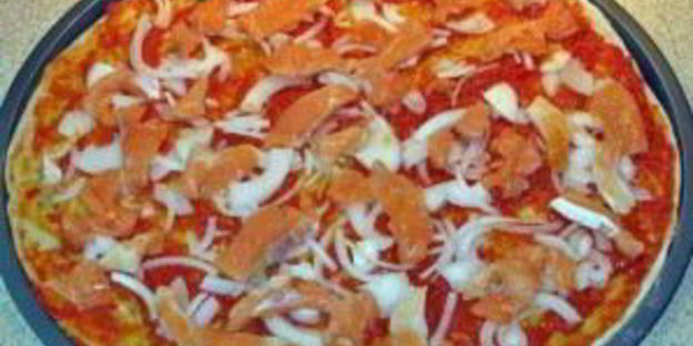 пицца с красной рыбой