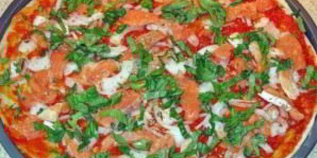 пицца с красной рыбой