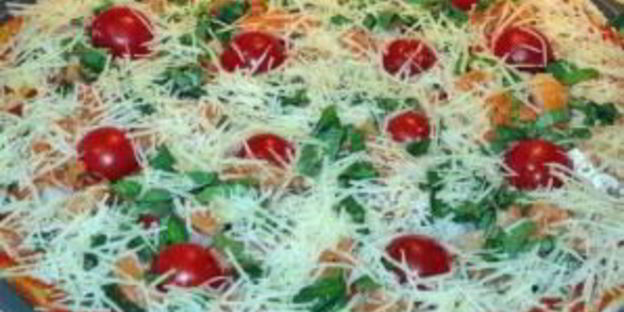 пицца с красной рыбой