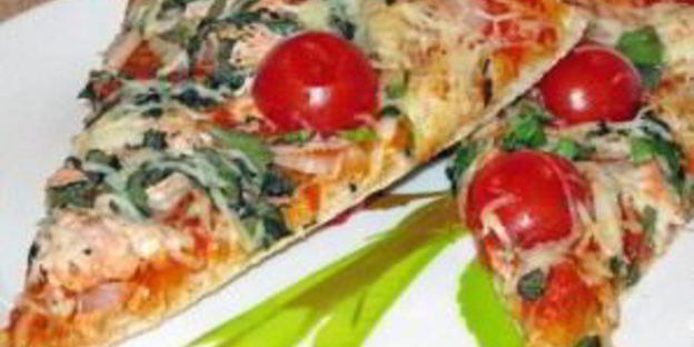 пицца с красной рыбой