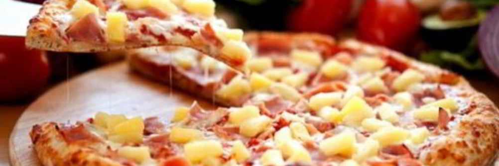 Пицца с курицей и ананасами