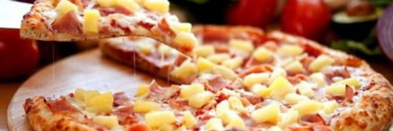 Пицца с курицей и ананасами