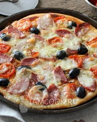 Пицца с моцареллой и колбасой