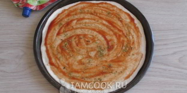 пицца с моцареллой и колбасой