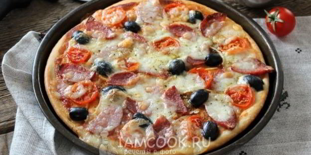 пицца с моцареллой и колбасой