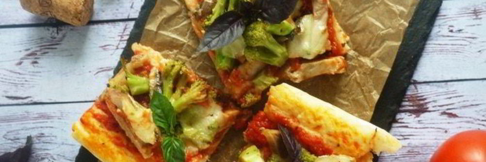 Пицца с мясом и брокколи на противне