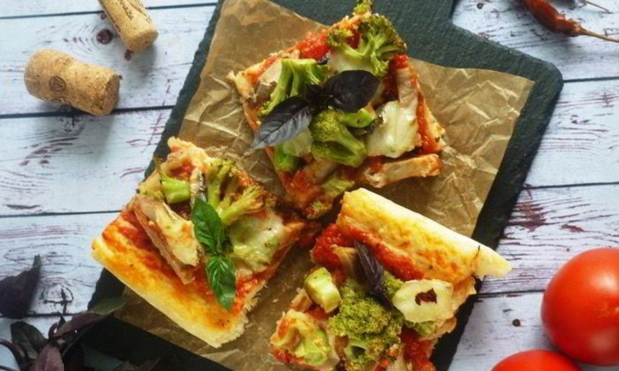 Рецепт пиццы с мясом и брокколи на противне