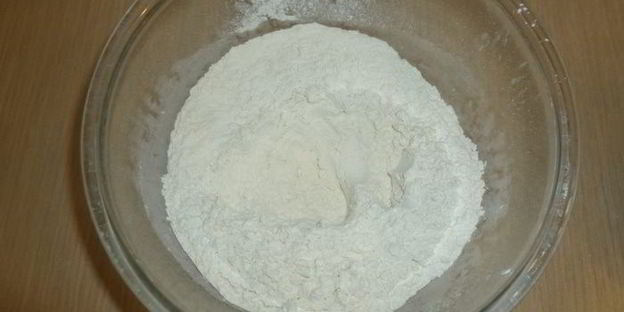 пицца с мясом и брокколи на противне