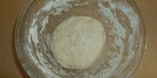 пицца с мясом и брокколи на противне