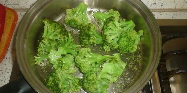 пицца с мясом и брокколи на противне