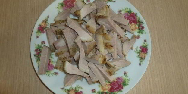 пицца с мясом и брокколи на противне