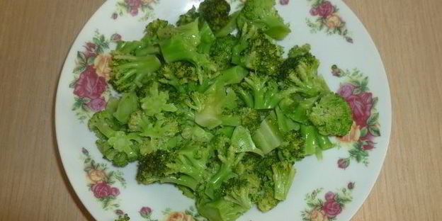 пицца с мясом и брокколи на противне