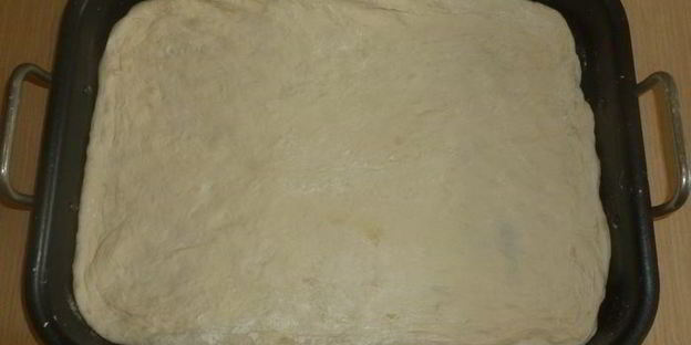 пицца с мясом и брокколи на противне