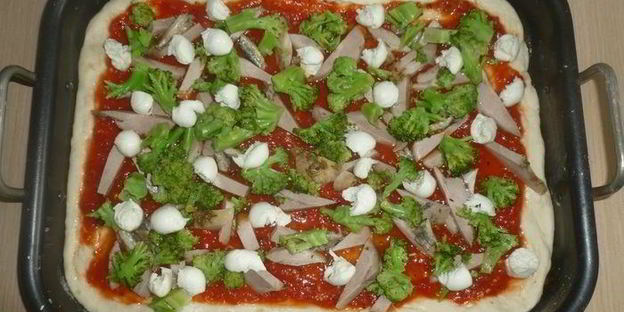 пицца с мясом и брокколи на противне