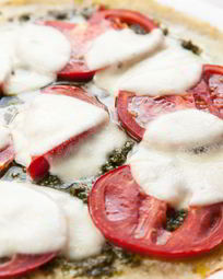 Пицца с помидорами