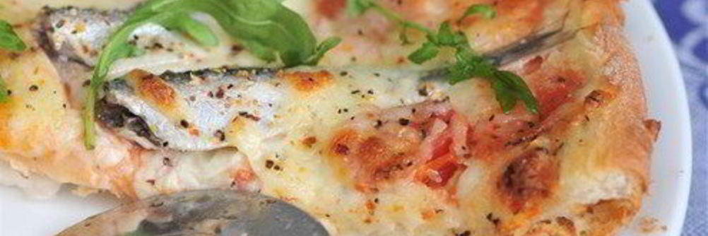 Пицца с томатами и анчоусами