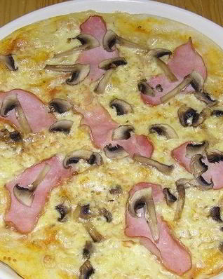 Пицца с ветчиной и шампиньонами