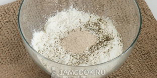 пицца со шпинатом и помидорами