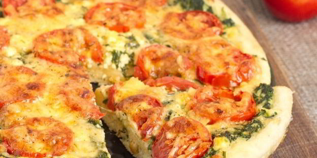 пицца со шпинатом и помидорами