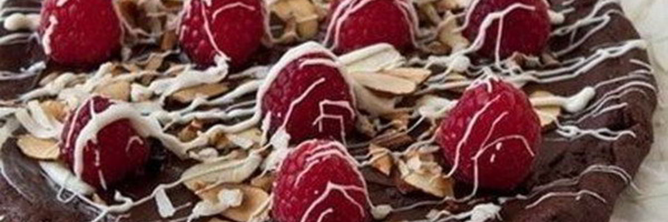 Шоколадная пицца с миндалем и малиной