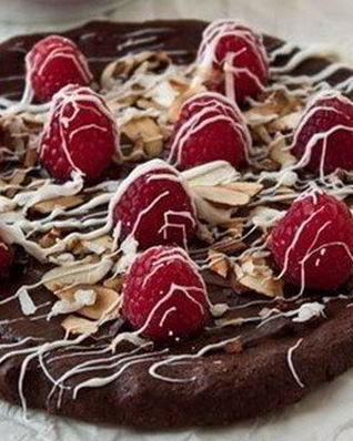 Шоколадная пицца с миндалем и малиной